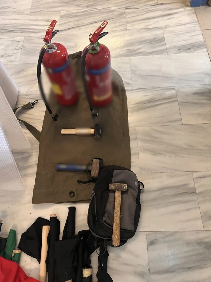 Έξι συλλήψεις στην κατάληψη «Ευαγγελισμός» για την επίθεση στον Μάκη Βορίδη στο Ηράκλειο - Κατασχέθηκαν σφυριά, καδρόνια και εξοπλισμός.