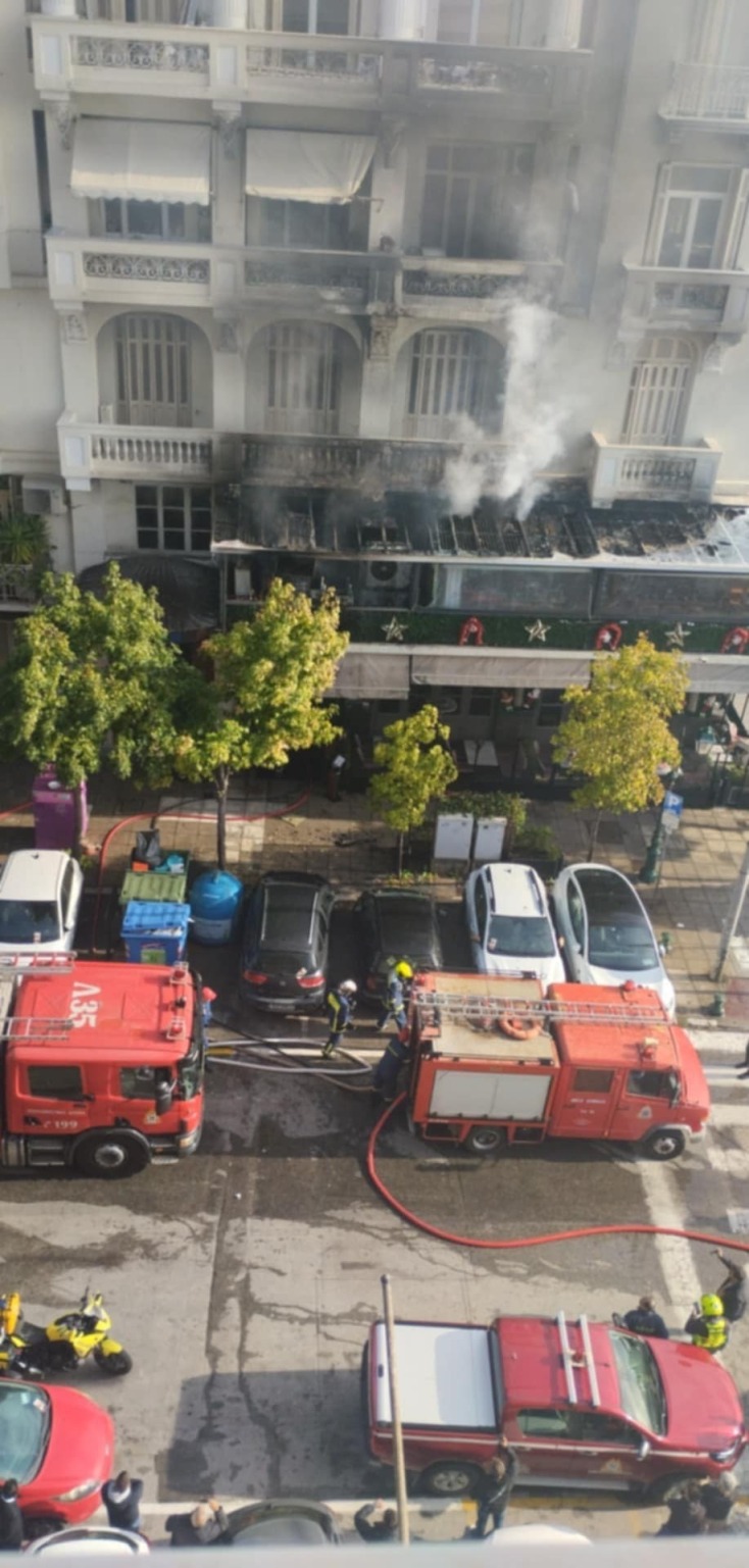 Συναγερμός στη Θεσσαλονίκη: Φωτιά ξέσπασε σε γνωστό καφέ στη Λεωφόρο Νίκης - Επί τόπου 25 πυροσβέστες με 10 οχήματα.