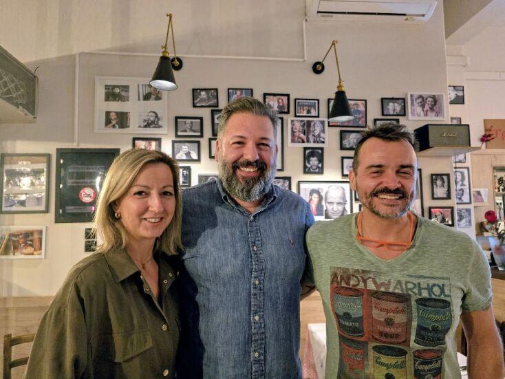 Τρελή Ροδιά, Πετράλωνα