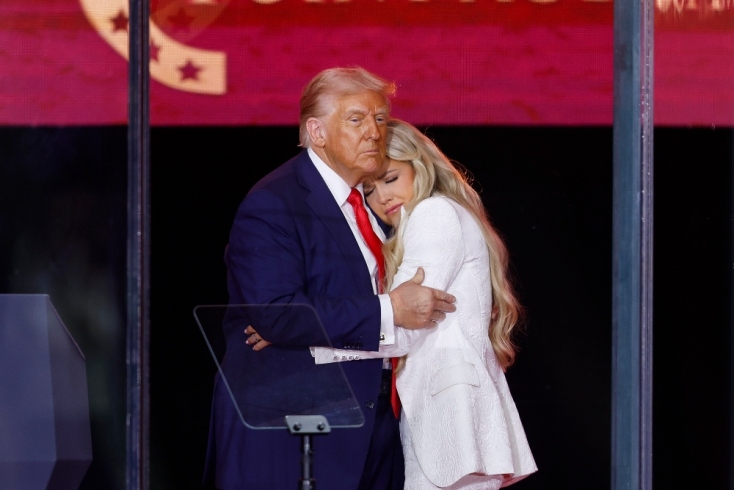 Η αγκαλιά με τον Τραμπ 