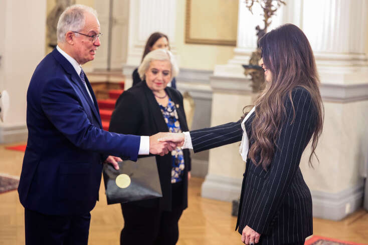 Η Κίμπερλι Γκιλφόιλ επέδωσε τα διαπιστευτήριά της στον Πρόεδρο της Δημοκρατίας, Κωνσταντίνο Τασούλα, και ανέλαβε επίσημα καθήκοντα πρέσβη των ΗΠΑ στην Ελλάδα.