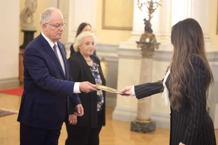 Η Κίμπερλι Γκιλφόιλ επέδωσε τα διαπιστευτήριά της στον Πρόεδρο της Δημοκρατίας, Κωνσταντίνο Τασούλα, και ανέλαβε επίσημα καθήκοντα πρέσβη των ΗΠΑ στην Ελλάδα.