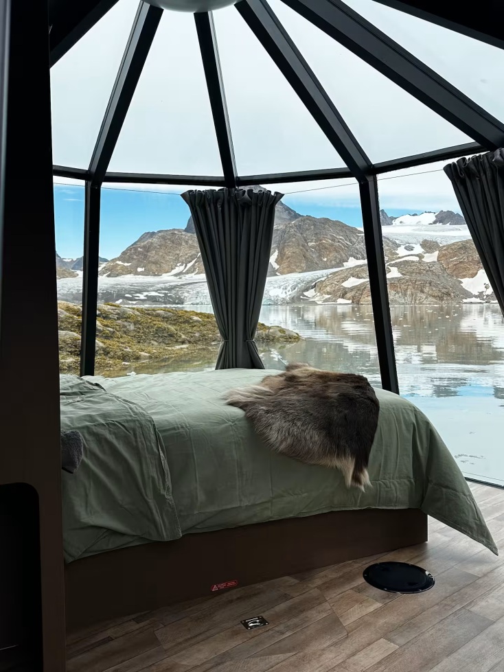 Μια πλωτή καμπίνα στα παγωμένα νερά της Ανατολικής Γροιλανδίας προσφέρει απόλυτη απομόνωση - Χωρίς Wi-Fi, χωρίς ανθρώπους, μόνο φύση και πάγος.