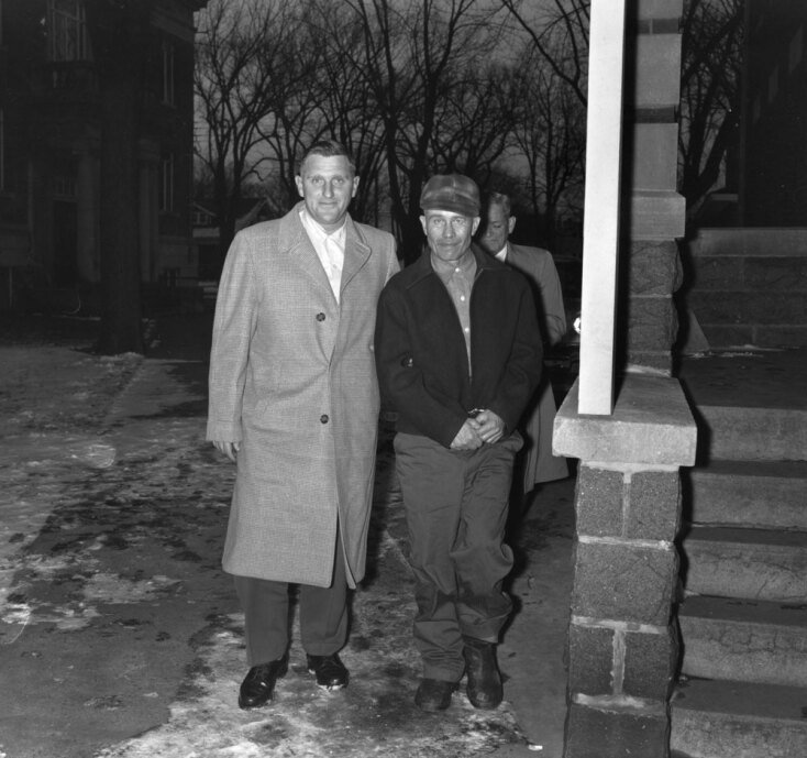 Ο αγρότης Εντ Γκιν, 51 ετών (δεξιά), ο οποίος ομολόγησε ότι δολοφόνησε δύο γυναίκες, στέκεται με τον δικηγόρο του Γουίλιαμ Μπέλτερ στο Δικαστήριο της Κομητείας Γουαμπσάρα. Ο Γκιν κατηγορήθηκε για φόνο πρώτου βαθμού για τη δολοφονία της Μπέρνις Γουόρντεν