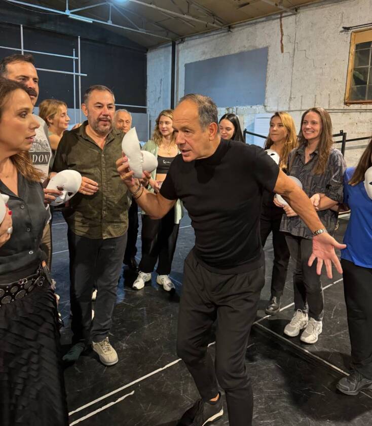 O Φωκάς Ευαγγελινός σε πρόβα μαζί με τους ηθοποιούς