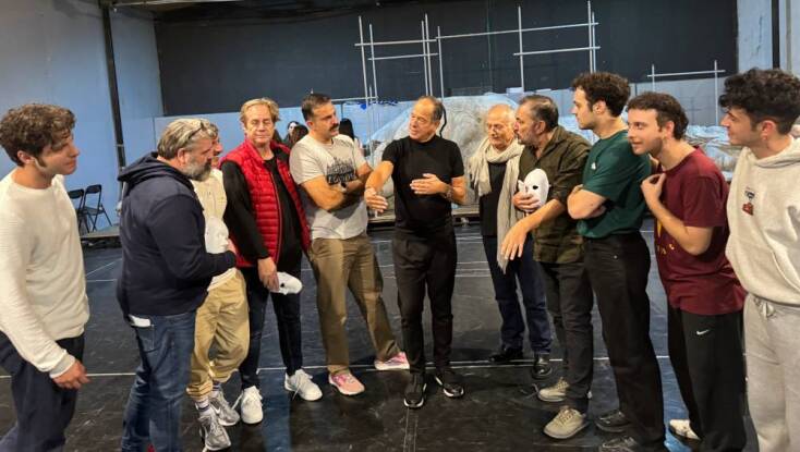 O Φωκάς Ευαγγελινός σε πρόβα μαζί με τους ηθοποιούς