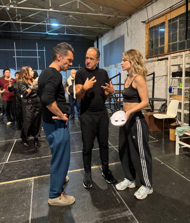 O Φωκάς Ευαγγελινός σε πρόβα μαζί με τους ηθοποιούς