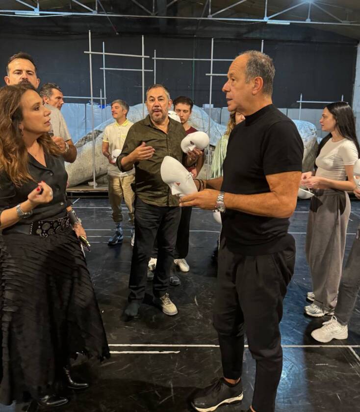 O Φωκάς Ευαγγελινός σε πρόβα μαζί με τους ηθοποιούς