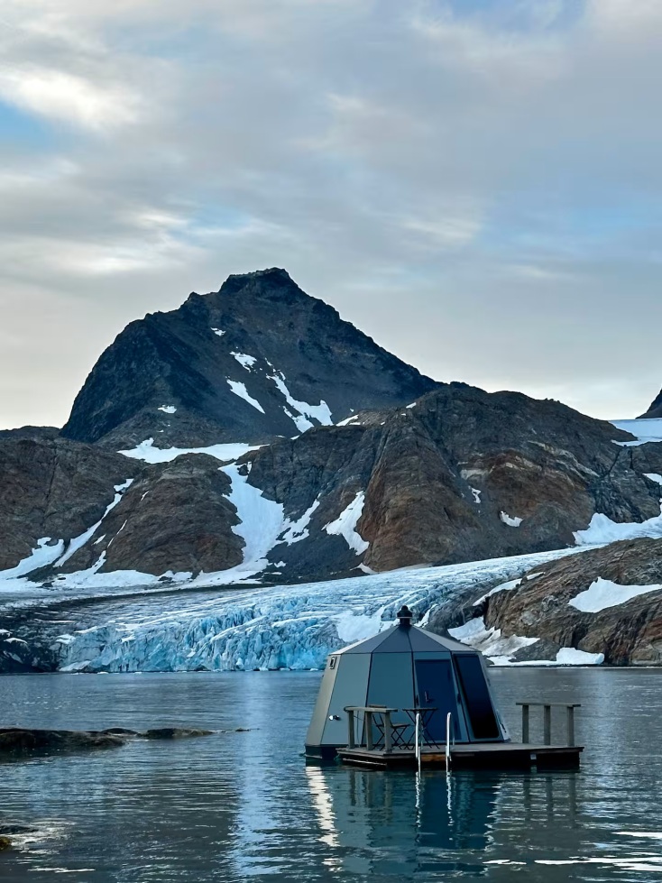 Μια πλωτή καμπίνα στα παγωμένα νερά της Ανατολικής Γροιλανδίας προσφέρει απόλυτη απομόνωση - Χωρίς Wi-Fi, χωρίς ανθρώπους, μόνο φύση και πάγος.