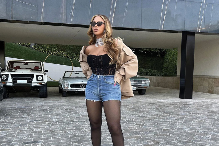 Η Μπιγιόνσε και πίσω Lamborghini LM002, Mercedes SL, Chevrolet El Camino