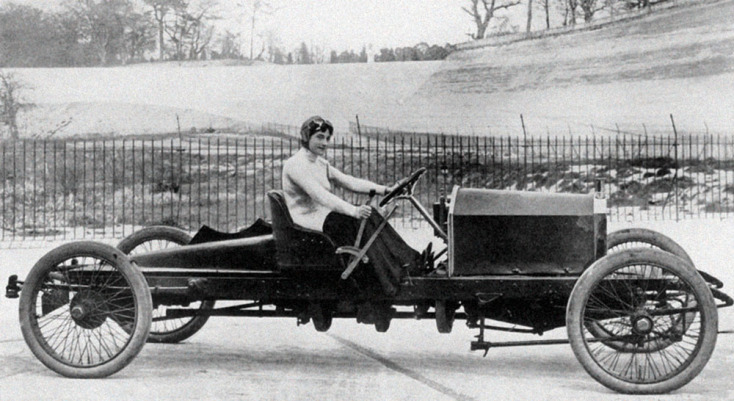 Η Ντόροθι Λέβιτ με το Napier 26hp στην πίστα Brooklands το 1908