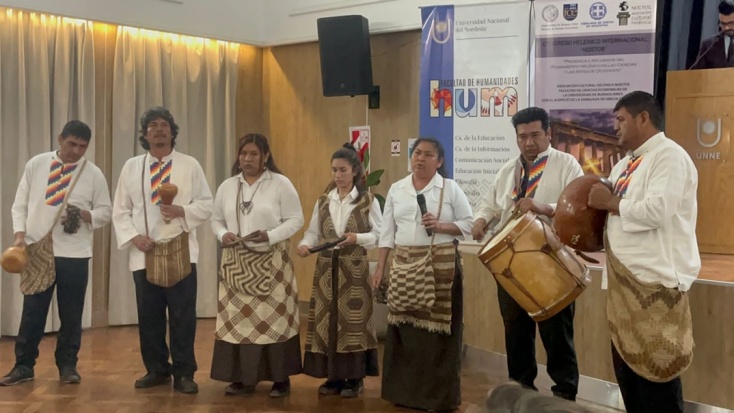 Η χορωδία των Ινδιάνων Τόμπα «Chalaalapi» απήγγειλε στη γλώσσα της στίχους του ελληνικού εθνικού ύμνου και τραγούδησε παραδοσιακά τραγούδια της φυλής