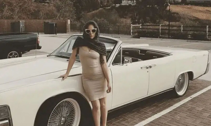  H Lady Gaga με τη Lincoln Continental του 1965