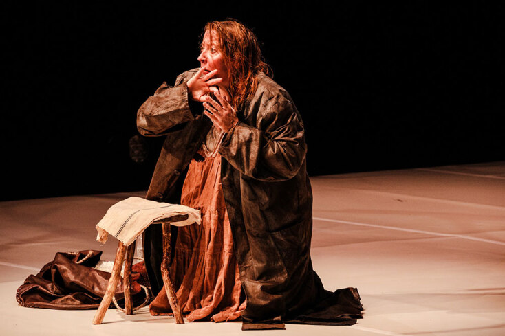 Ο Κώστας Παπακωστόπουλος επιστρέφει στην Εναλλακτική Σκηνή της ΕΛΣ με το θεατρικό έργο «Ο ομφαλός της γης»