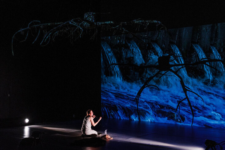 Ο Κώστας Παπακωστόπουλος επιστρέφει στην Εναλλακτική Σκηνή της ΕΛΣ με το θεατρικό έργο «Ο ομφαλός της γης»