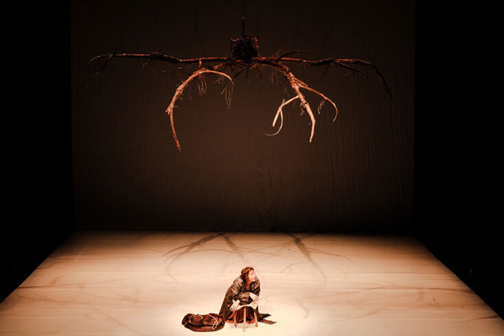 Ο Κώστας Παπακωστόπουλος επιστρέφει στην Εναλλακτική Σκηνή της ΕΛΣ με το θεατρικό έργο «Ο ομφαλός της γης»