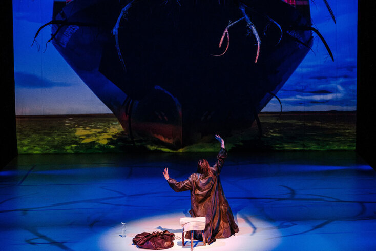 Ο Κώστας Παπακωστόπουλος επιστρέφει στην Εναλλακτική Σκηνή της ΕΛΣ με το θεατρικό έργο «Ο ομφαλός της γης»