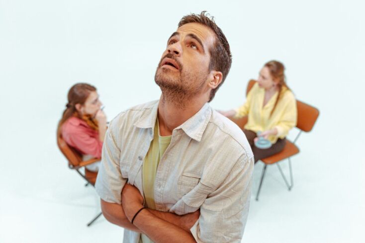 Ο Γιάννης Σίντος στην παράσταση «Nevermind» © Χρήστος Συμεωνίδης