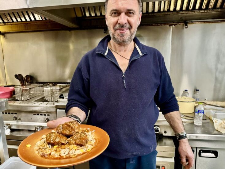 Ο Θοδωρής, ιδιοκτήτης της ταβέρνας «Πέρδικα»