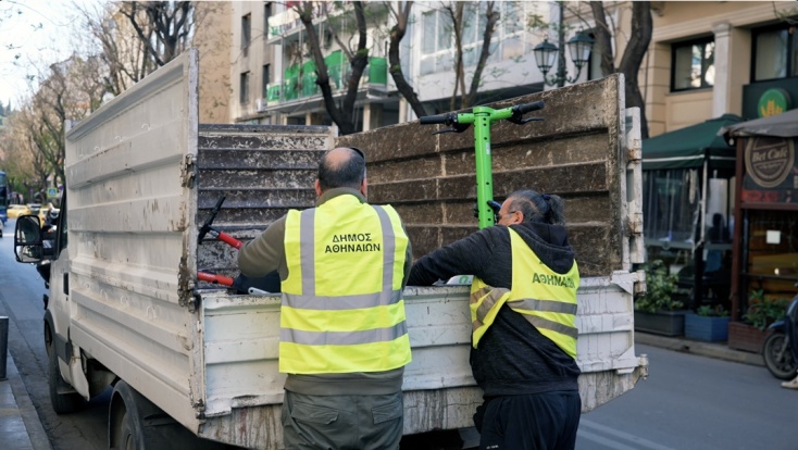 Ηλεκτρικά πατίνια απομακρύνονται από υπαλλήλους του Δήμου Αθηναίων