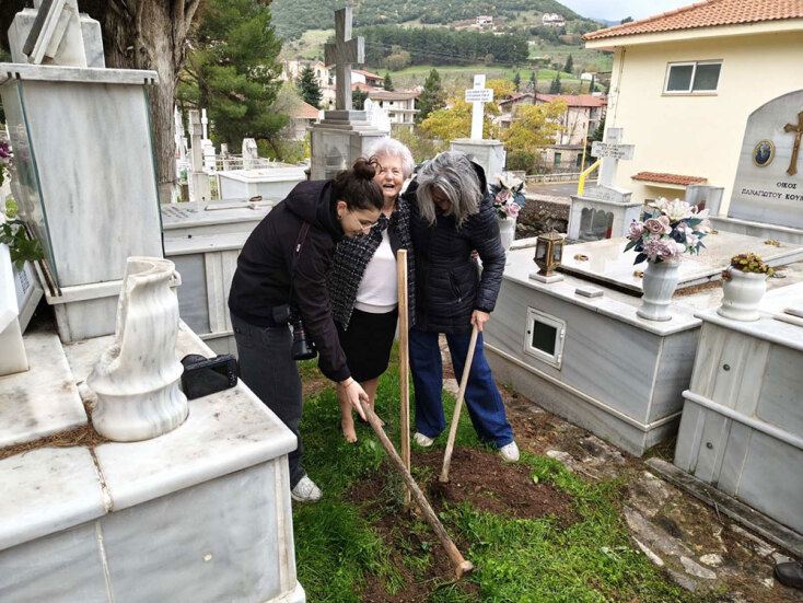Τρεις γενιές στη δενδροφύτευση στο Κοιμητήριο Καλαβρύτων