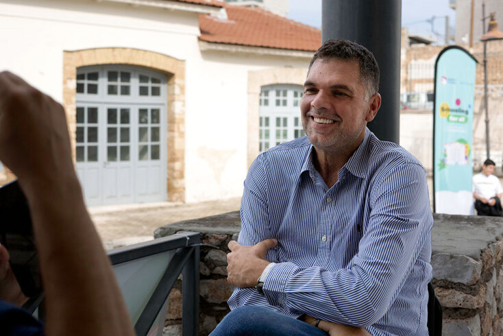 Δημήτρης Παπανικολάου: Συνέντευξη για τον αυτισμό, τη συμπερίληψη και τη δύναμη της αποδοχής