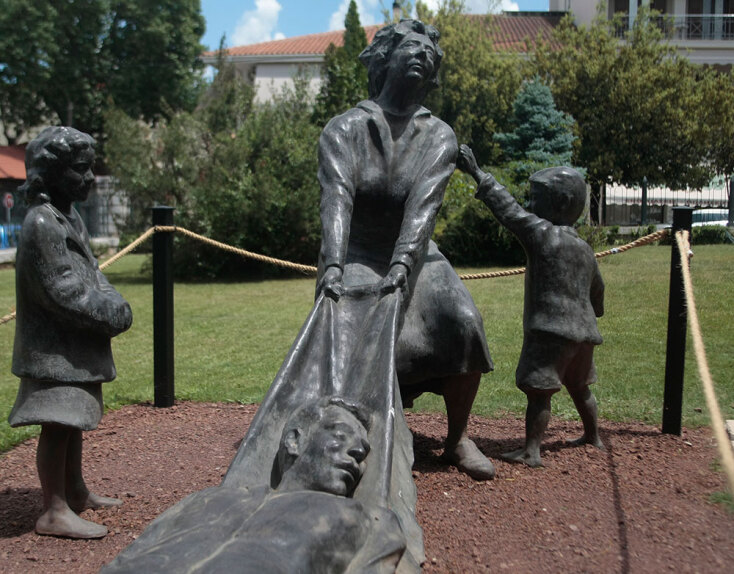 Σύνθεση με τίτλο «Οι πόλεμοι δεν έχουν νικητές» του γλύπτη Νίκου Δημόπουλου που απεικονίζει μια γυναίκα να σύρει επάνω σε ένα κομμάτι ύφασμα τον εκτελεσθέντα άνδρα της έχοντας δίπλα της τα δυο μικρά παιδιά της. Το έργο βρίσκεται στο προαύλιο του Δημοτικού Μουσείου Καλαβρυτινού Ολοκαυτώματος.