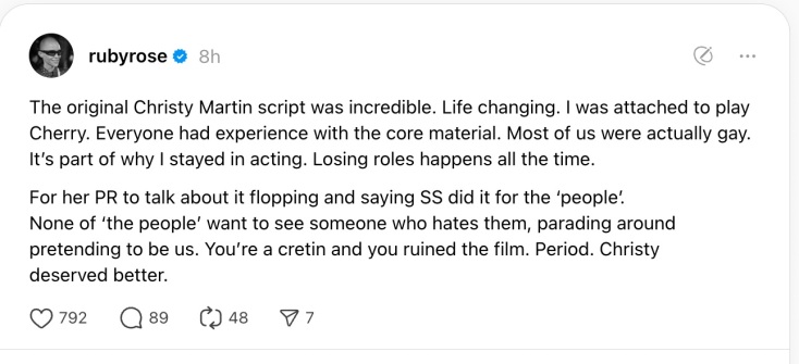 Η Ρούμπι Ρόουζ κατηγορεί τη Σίντνεϊ Σουίνι ότι «κατέστρεψε» την ταινία Christy και ότι «η Κρίστι άξιζε καλύτερα», μετά το χαμηλό άνοιγμα στο box office.