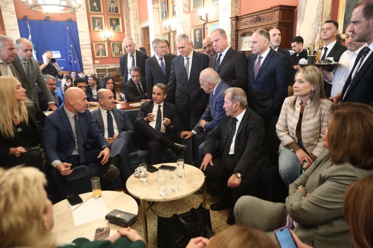 Ο καφές Μητσοτάκη με «γαλάζιους βουλευτές 