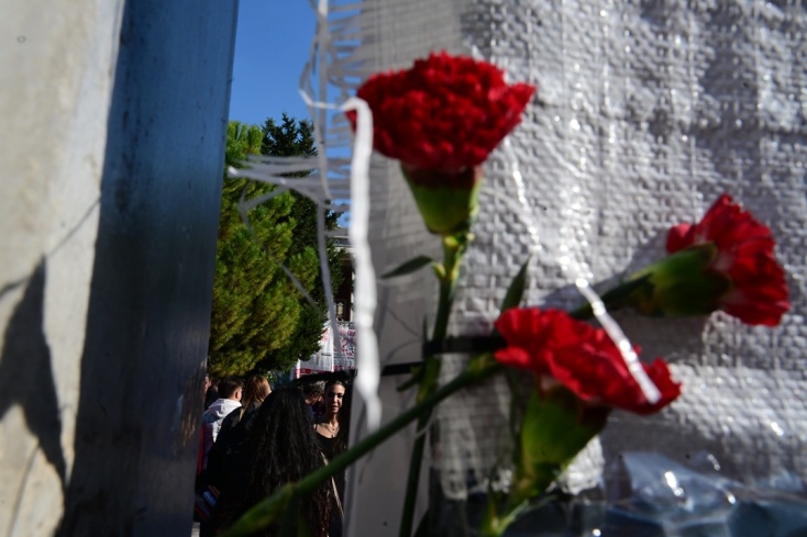 Επέτειος Πολυτεχνείου: Πολίτες κάθε ηλικίας αφήνουν λουλούδια στο προαύλιο