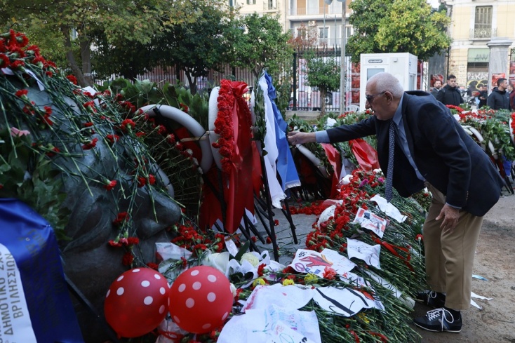 Ο πρόεδρος της Βουλής, Νικήτας Κακλαμάνης, κατέθεσε στεφάνι στο Πολυτεχνείο