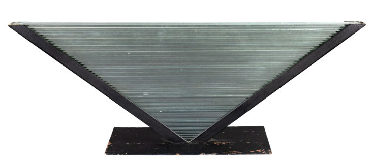 Lot132, Κώστας Βαρώτσος, Ορίζοντας, σίδερο και γυαλί, 30 x 84 cm, Εκτίμηση €4.000-6.000