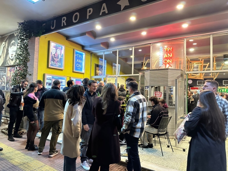 Σπασμένη Φλέβα: Με sold out προβολές και 31.250 εισιτήρια το πρώτο τετραήμερο προβολής, η νέα ταινία του Γιάννη Οικονομίδη.