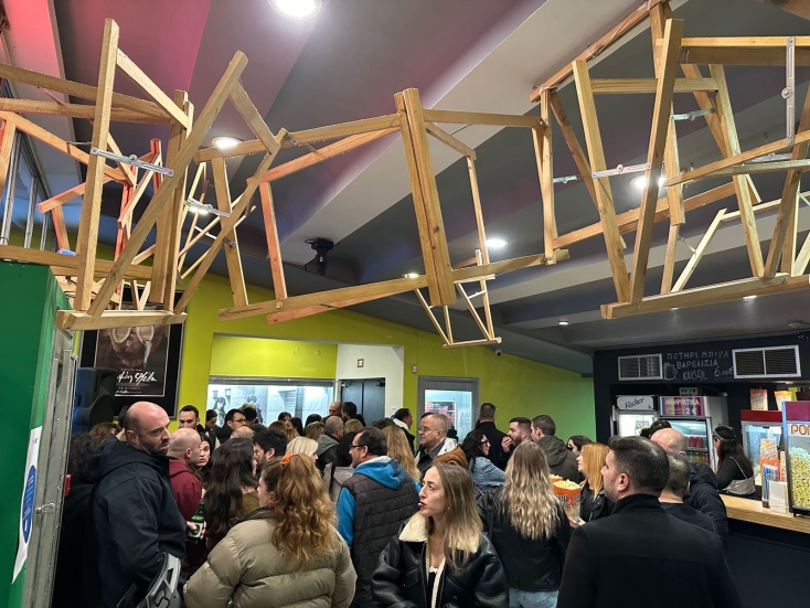 Σπασμένη Φλέβα: Με sold out προβολές και 31.250 εισιτήρια το πρώτο τετραήμερο προβολής, η νέα ταινία του Γιάννη Οικονομίδη.