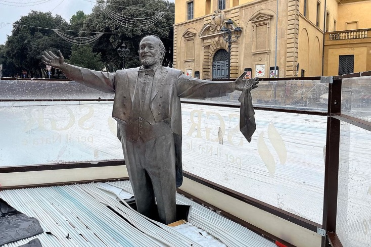 Άγαλμα του Λουτσιάνο Παβαρότι στην πόλη Πεζάρο της Ιταλίας τοποθετήθηκε στη μέση παγοδρομίου, προκαλώντας την οργή της χήρας του - Ο δήμαρχος ζήτησε συγγνώμη.
