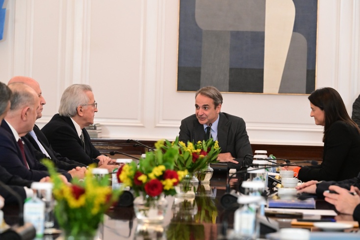 Σύσκεψη στο Μέγαρο Μαξίμου υπό τον Κυριάκο Μητσοτάκη, με τη συμμετοχή της Νίκης Κεραμέως και κοινωνικών φορέων