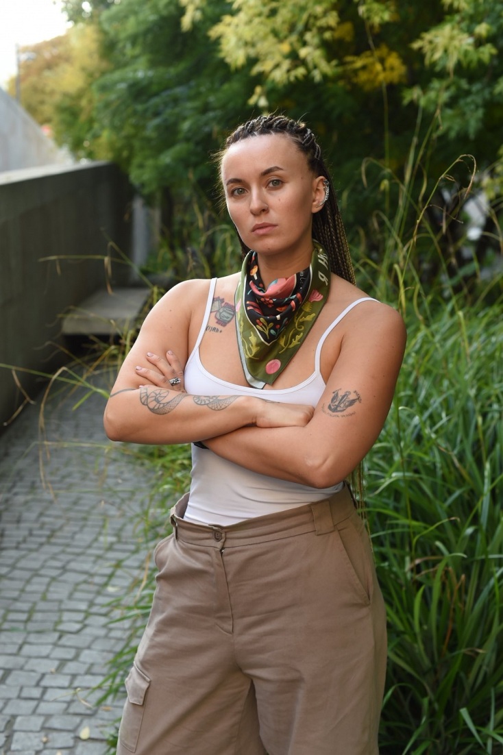 Γιάρα Τσορνοχούζ: Μια Ουκρανή ποιήτρια στην πρώτη γραμμή της μάχης