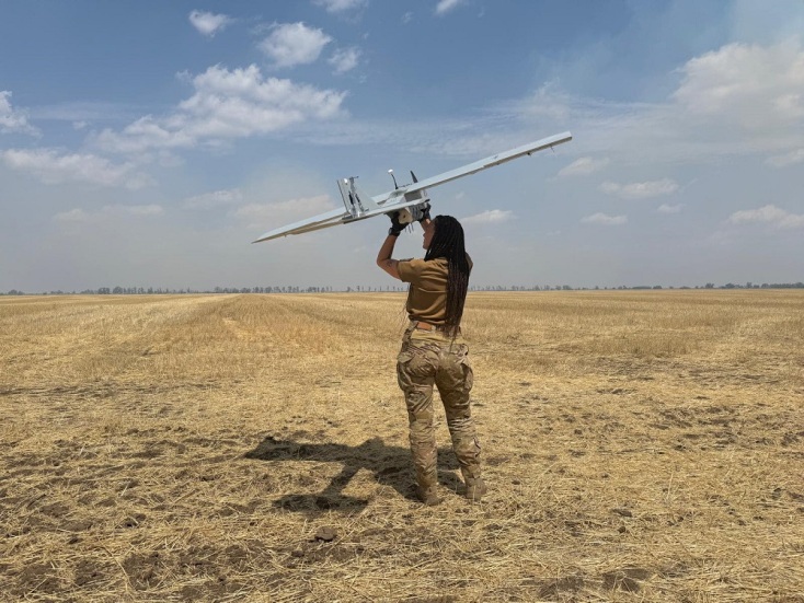 Γιάρα Τσορνοχούζ: Μια Ουκρανή ποιήτρια στην πρώτη γραμμή της μάχης