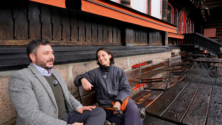 Συζητώντας με τον Αλέξανδρο Ζλατάνο Ίψεν κατά τα γυρίσματα του βίντκαστ του για τον Παντελή Χορν, στο Φρογκνερσέτερεν