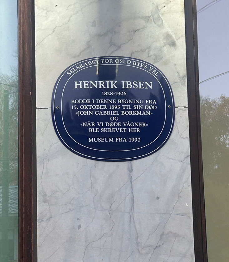 H αναθηματική πλάκα έξω από το τελευταίο σπίτι –και τώρα μουσείο– του Ίψεν
