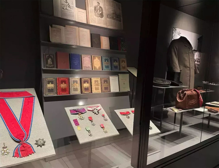 Μετάλλια, το καπέλο, η τσάντα και η ρεντιγκότα του Ερρίκου Ίψεν μαζί με τις πρώτες εκδόσεις των έργων του στο Μουσείο Ίψεν στο Όσλο