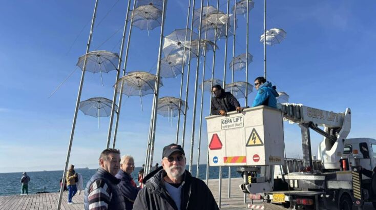 Στη θέση τους ξανά ανανεωμένες οι δεκαοκτώ «Ομπρέλες» του ΖογγολόπουλουΣτη θέση τους ξανά ανανεωμένες οι δεκαοκτώ «Ομπρέλες» του Ζογγολόπουλου