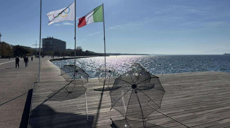 Στιγμιότυπο κατά τη διάρκεια επανατοποθέτησης του γλυπτού