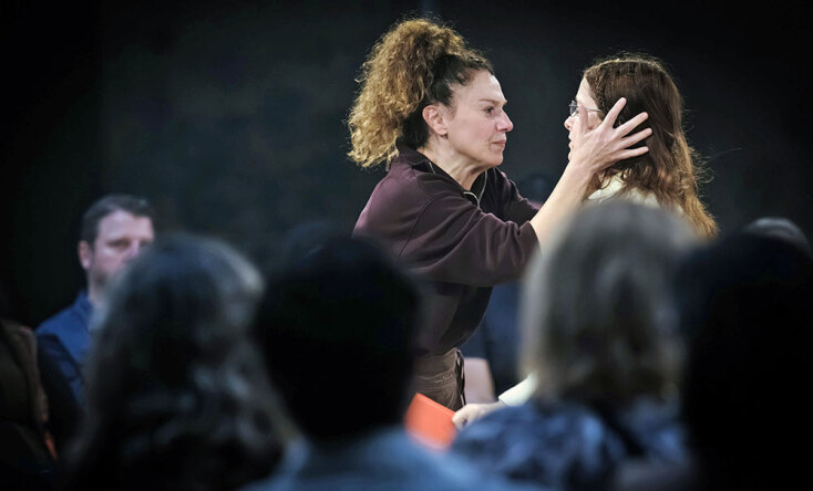 Πέγκυ Τρικαλιώτη και Νοεμή Βασιλειάδου στην «Ολική και άμεση συλλογική επικείμενη επίγεια Σωτηρία» στο Θέατρο ΦΙΑΤ