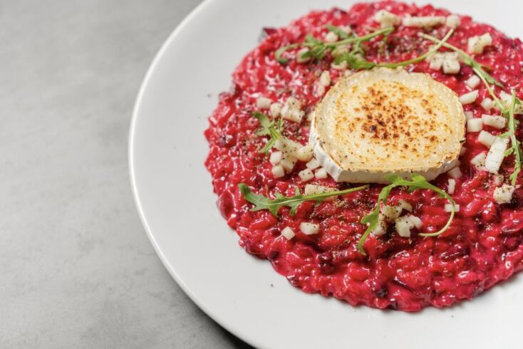 Συνταγή για ριζότο παντζαριού με καραμελωμένο κατσικίσιο τυρί και αχλάδι από τον σεφ Δημήτρη Τζιοβάρα