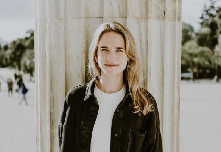 Σίλια Χάρισον: Από το Λονδίνο σε όλο τον κόσμο και από εκεί στην Αθήνα