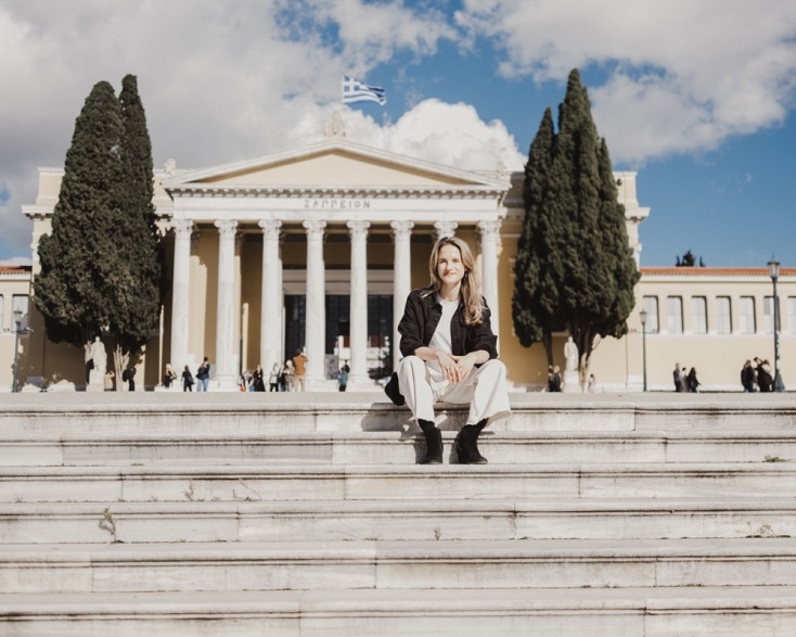 Σίλια Χάρισον: Από το Λονδίνο σε όλο τον κόσμο και από εκεί στην Αθήνα