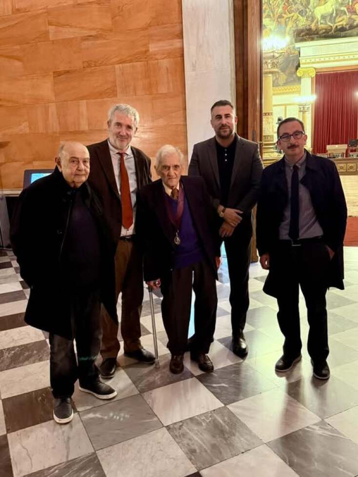 Από αριστερά: Αλέξης Πανσέληνος (συγγραφέας, μέλος της Εταιρείας Συγγραφέων), Κώστας Κατσουλάρης (συγγραφέας, Πρόεδρος της Εταιρείας Συγγραφέων), Τίτος Πατρίκιος, Νίκος Ερηνάκης (ποιητής, Ταμίας της ΕΣ), Χρήστος Αστερίου (συγγραφέας, Αντιπρόεδρος της ΕΣ)