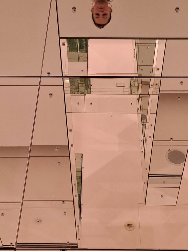 Λεπτομέρεια του «Mirrored (Hebraic) Embrace». Προσωπική αυτοφωτογραφία selfie, ΕΜΣΤ, Αθήνα, καλοκαίρι 2023.