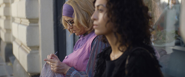 Sabrina Amali και Καρυοφυλλιά Καραμπέτη στην ταινία «Maysoon» © Andie Riekstina